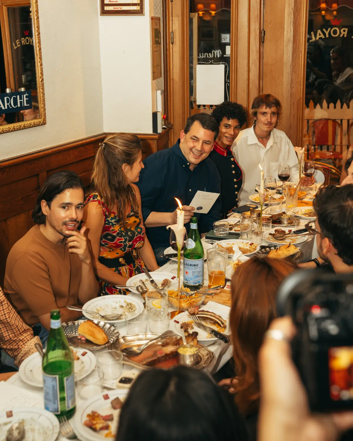 Smiling guests at the dinner table